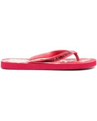 Damen Schuhe Flache Schuhe Zehentrenner und Badelatschen Versace Jeans Couture Denim Flip-Flops mit Logo-Print in Rot 