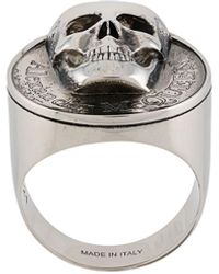 Alexander McQueen Anillo de sello con detalle de calavera - Metálico