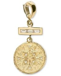 Azlee - Charm Compass pequeño en oro amarillo de 18 ct con diamantes - Lyst