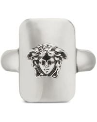 Versace - Eckiger Ring mit Medusa-Kopf - Lyst