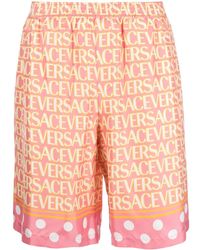 Versace - Shorts in seta a stampa - Lyst