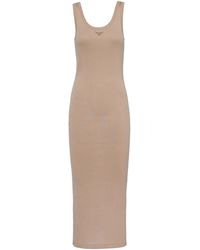 Prada - Geripptes Strickkleid Mit Logo-Patch - Lyst