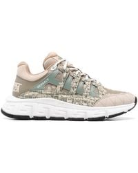 Versace - Turnschuhe mit Druck - Lyst