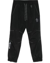 Moncler - Pantalones de chándal con logo en relieve - Lyst