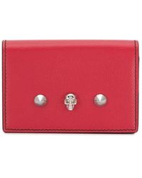 Alexander McQueen Petit porte-cartes à tête de mort cloutée - Rouge