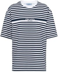 Prada - T-Shirt mit gestreiftem Logo-Print - Lyst