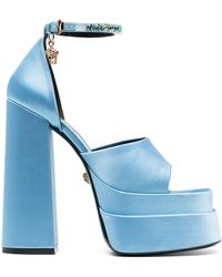 Versace - Sandales à talon bottier aevitas bleues à méduses et à plateforme - Lyst