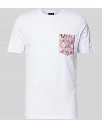Lyle & Scott - T-Shirt mit Brusttasche mit floralem Muster - Lyst