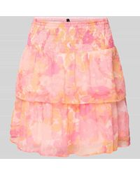 Vero Moda - Ausgestellter Mini-Rock mit Allover-Muster Modell 'SMILLA' - Lyst