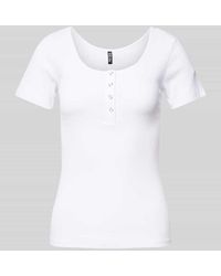 Pieces - Slim Fit T-Shirt aus Baumwoll-Mix mit kurzer Druckknopfleiste Modell 'KITTE' - Lyst