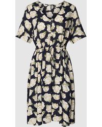 Pieces - Knielanges Kleid aus Viskose mit Allover-Muster - Lyst
