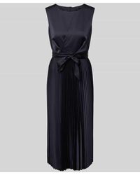 Comma, - Midikleid mit Bindegürtel und Plisseefalten - Lyst