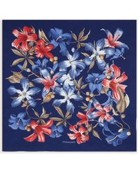 Ferragamo - Femmes Foulard En Soie Imprimé Hibiscus Bleu - Lyst