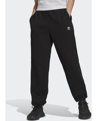 adicolor essential fleece joggers