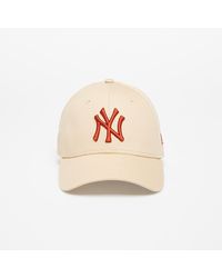 KTZ New York Yankees League Essential Stone 9FORTY Oat Milk/ Red Wood - Rosa