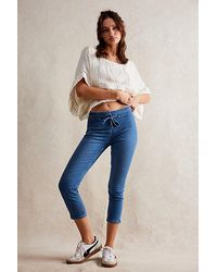 Free People - Knockout Mid-rise Crop Jeans At Free People In Echo, Size: Xs - Lyst