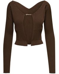 Jacquemus - Cardigan 'La Maille Pralu Longue' Con Charm Logo A Coste In - Lyst