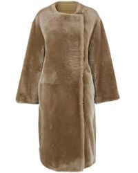 TOTEME - Collarless Shearling Coat - Lyst