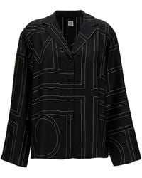 TOTEME - Camicia con stampa monogramma all-over in seta nera donna - Lyst