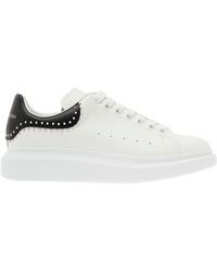 Alexander McQueen - Sneaker oversize con talloncino a contrasto e dettaglio con borchie in pelle bianca donna - Lyst