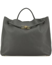 Bottega Veneta - Borsa shopping Andiamo grande in pelle grigio scuro - Lyst