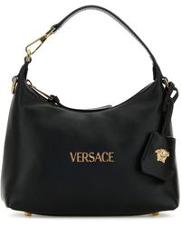 Versace - Borsa a mano Hobo Tag in pelle nera - Lyst