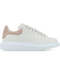 McQueen - Sneakers in pelle bianca con tallone in pelle scamosciata rosa cipria - Lyst