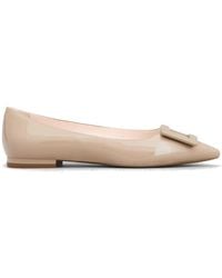 Roger Vivier Gommettine Lacquered Buckle Ballerinas In Beige Patent Leather - Natural