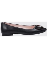 Roger Vivier - Gommettine Lambskin Ballet Flats With Logo Plaque And Rounded Toe - Lyst