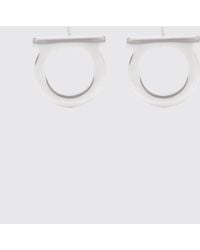 Ferragamo - Silberfarbene Messing-Ohrringe Mit Logo-Design - Lyst