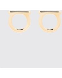 Ferragamo - Goldfarbene Messing-Ohrringe Mit Logo-Design - Lyst