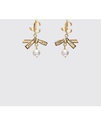 Jimmy Choo - Pendientes De Metal Dorado Con Perlas Y Logo En Contraste - Lyst