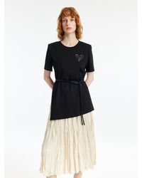 GOELIA - Asymmetrical Hem T-Shirt And Ruched Skirt Two-Piece Set With Belt - Lyst