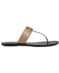 Gucci Zehensandale aus Leder mit Doppel G - Natur