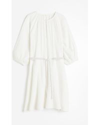 H&M - Kleid aus Musselin mit Bindegürtel - Lyst