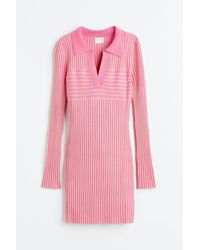 H&M Geripptes Strickkleid mit Kragen - Pink