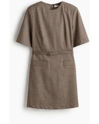 H&M - Kleid mit Gürtel und Schulterpolstern - Lyst