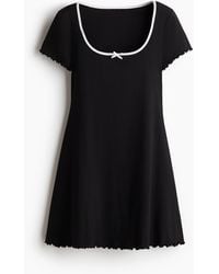 H&M - Robe à détails surjetés avec jupe évasée - Lyst