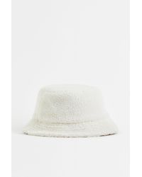 H&M Bucket Hat aus Teddyfleece - Weiß