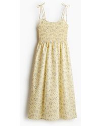 H&M - Gesmoktes Kleid mit Bindeträgern - Lyst