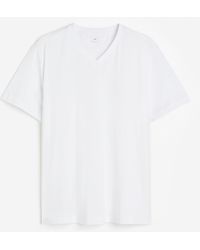 H&M - T-Shirt mit V-Ausschnitt in Regular Fit - Lyst