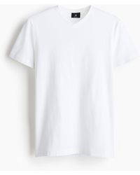 H&M - T-Shirt mit V-Ausschnitt Slim Fit - Lyst