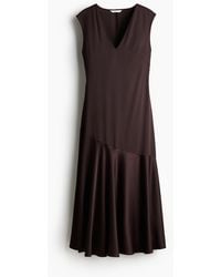 H&M - Satinkleid mit V-Ausschnitt - Lyst