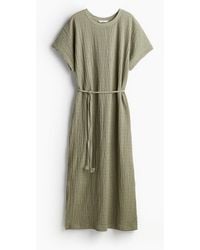H&M - Kleid aus Strukturjersey mit Bindegürtel - Lyst