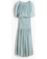 H&M - Kleid mit gesmokter Passe und Cape-Detail - Lyst