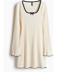 H&M - Geripptes, ausgestelltesKleid - Lyst