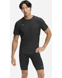 Hoka One One - Airolite Kurzarmshirt 2.0 für Herren in Black/Gold Größe L | Oberteile - Lyst