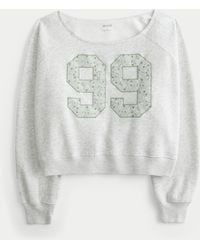 Hollister - Lässiges, schulterfreies Sweatshirt mit Rundhalsausschnitt und Nummerngrafik - Lyst