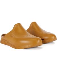 badslippers en teenslippers voor Leren sandalen Dolce & Gabbana Slippers Met Logo-reliëf in het Geel voor heren Heren Schoenen voor voor Sandalen 