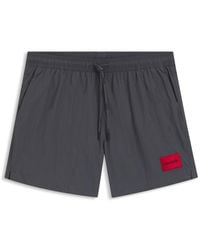 HUGO - Short De Bain À Séchage Rapide Avec Étiquette Logo Rouge - Lyst